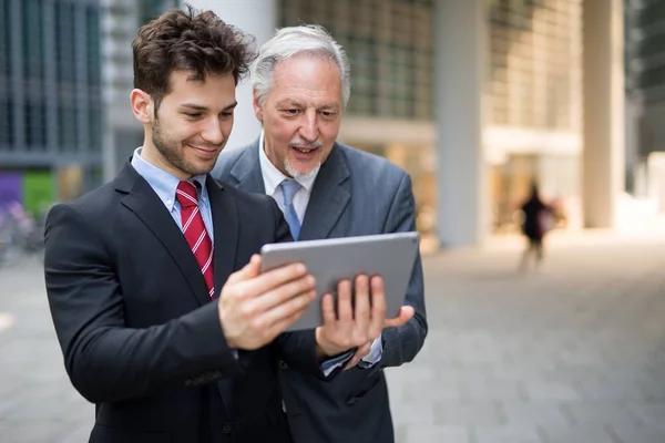 Homens Negócios Usando Tablet — Fotografia de Stock