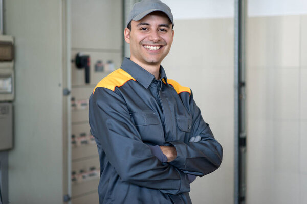 Портрет улыбающегося электрика за работой
