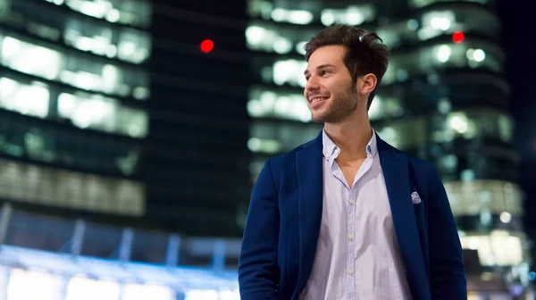 Sonriente Joven Caminando Aire Libre Por Noche —  Fotos de Stock