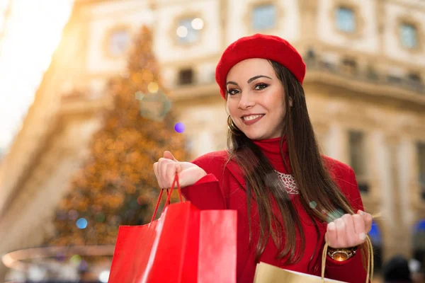 Retrato Uma Jovem Mulher Sorrindo Fazendo Compras Antes Natal — Fotografia de Stock