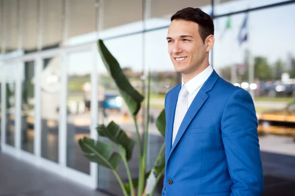 Retrato Hombre Negocios Sonriendo Ciudad —  Fotos de Stock