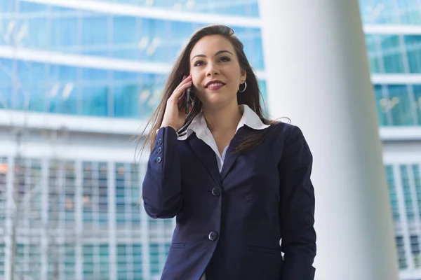 Sorridente Donna Affari Che Parla Telefono — Foto Stock