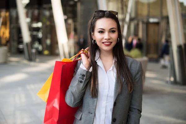 Charmante Vrouw Wandelen Een Stad Straat Met Boodschappentassen — Stockfoto