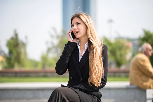 Sorridente Donna Affari Utilizzando Suo Telefono Cellulare — Foto Stock