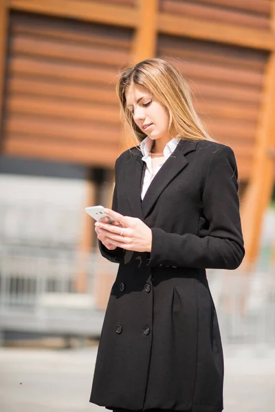 Affärskvinna Med Mobiltelefon — Stockfoto