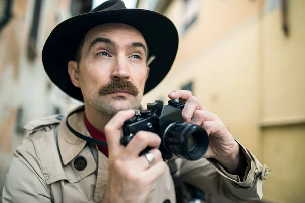 Spy Paparazzo Photographer Man Using Camera City Street — Stock Photo, Image