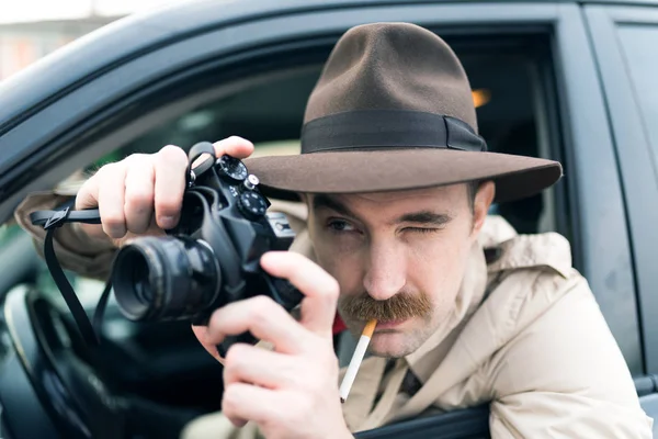 Spy Eller Paparazzo Fotograf Man Som Använder Kameran Sin Bil — Stockfoto
