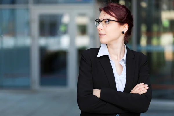 Une Jeune Femme Gestionnaire Confiante Plein Air Dans Cadre Urbain — Photo