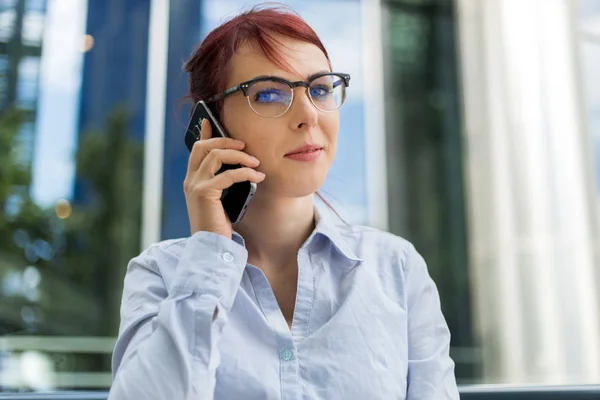 Retrato Uma Jovem Mulher Falando Telefone — Fotografia de Stock