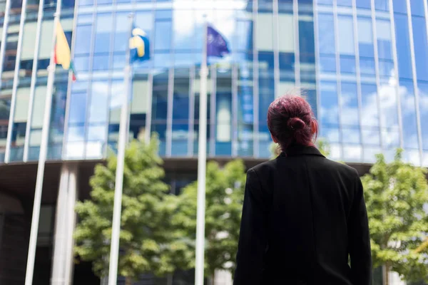 Achteraanzicht Van Een Vrouwelijke Manager Die Naar Haar Nieuwe Werkplek — Stockfoto