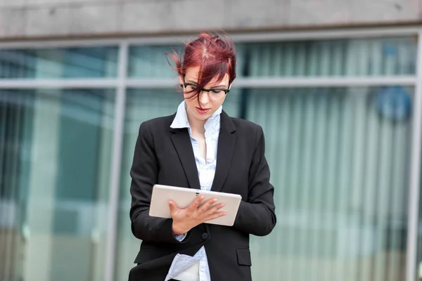 Donna Affari Sorridente Utilizzando Tablet Digitale All Aperto — Foto Stock