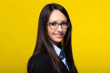 Sarı bir arka plan üzerinde Gülümseyen genç sekreter