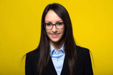 Sarı bir arka plan üzerinde Gülümseyen genç sekreter