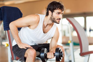 Adam spor salonunda ağırlık kaldırma