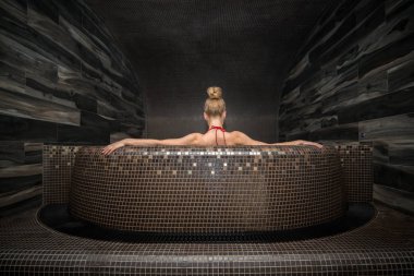 Sarışın kadın bir spa rahatlatıcı