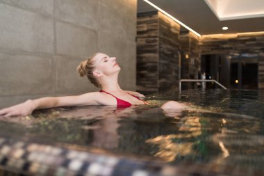 güzel kadını rahatlatıcı bir spa