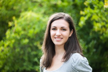 Parkta genç bir kadının portresi