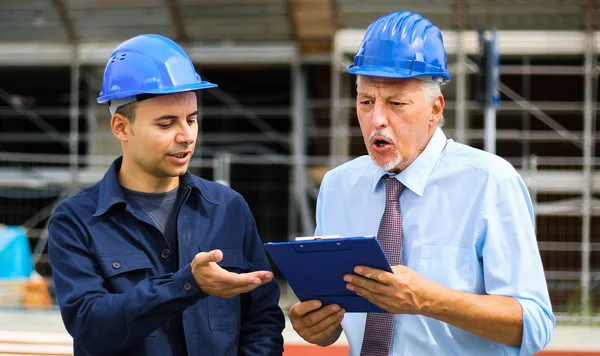 Oberingenieur Gibt Seinem Kollegen Schuld Verzögerung Auf Baustelle — Stockfoto