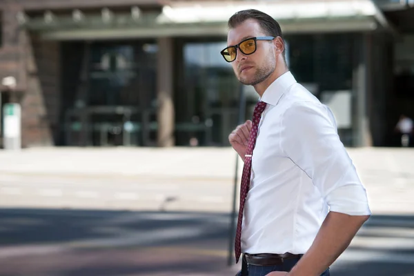 Zelfverzekerde Mannelijke Manager Gaat Werken Een Straat Stad — Stockfoto