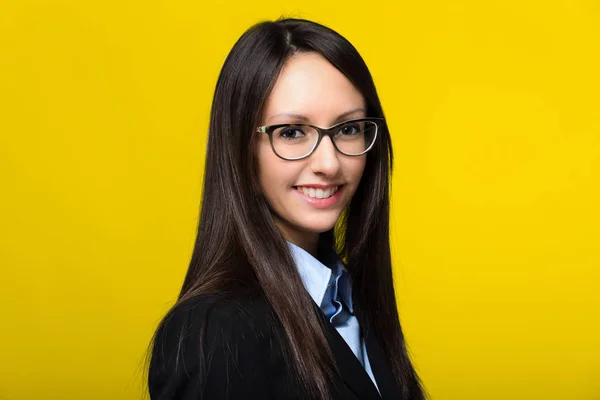 Sorrindo Jovem Secretária Fundo Amarelo — Fotografia de Stock