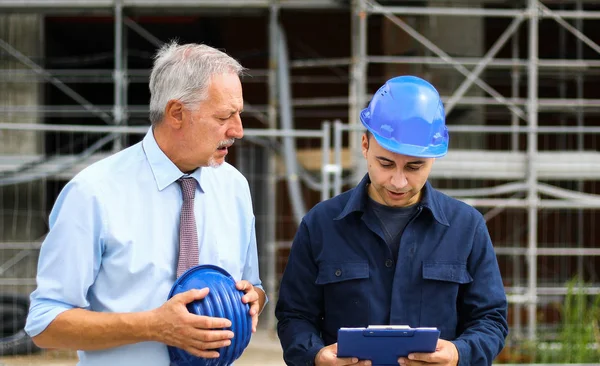 Dos Arquitectos Revisan Planos Edificios Obra —  Fotos de Stock