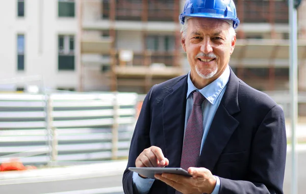 Chefsingenjör Mannen Kostym Och Hjälm Arbetar Tabletpc — Stockfoto