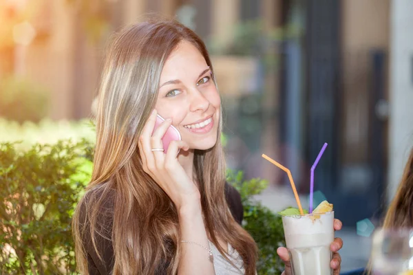 Portret Van Een Vrouw Praten Mobiele Telefoon Tijdens Het Drinken — Stockfoto