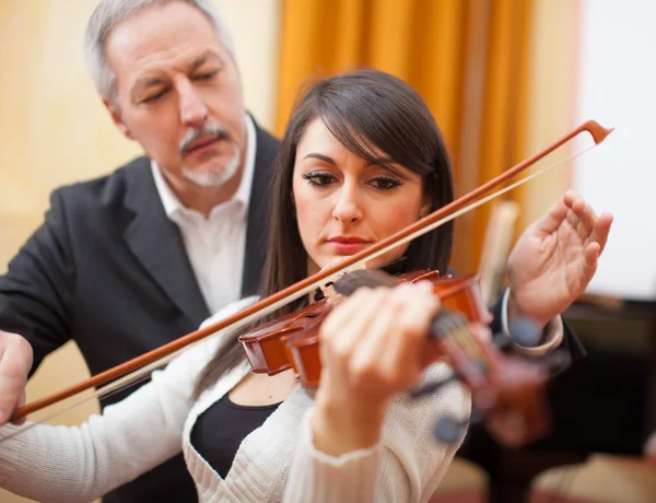 Mujer Aprendiendo Tocar Violín Una Escuela Música — Foto de Stock