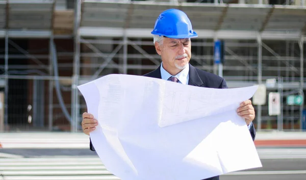 Ingeniero Senior Leyendo Plano Frente Sitio Construcción — Foto de Stock