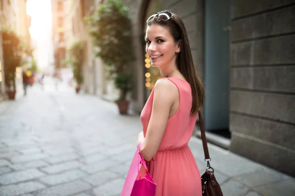 街の通りで買い物をする若い女性 — ストック写真