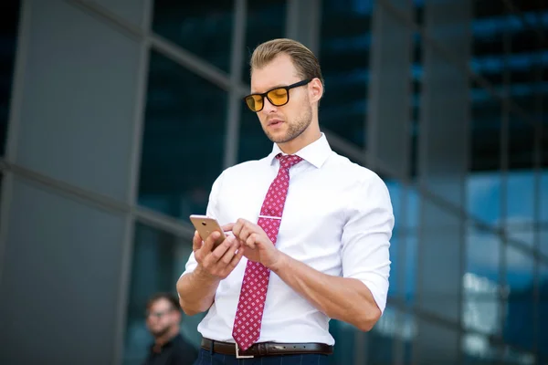 Pohledný Podnikatel Pomocí Mobilního Telefonu — Stock fotografie