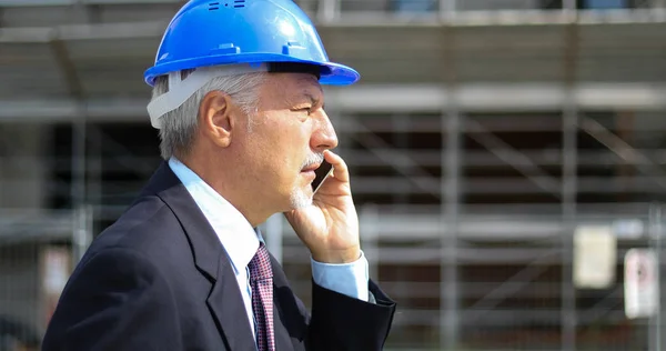 Konstruktor Inżynier Budowy Rozmawia Przez Telefon — Zdjęcie stockowe