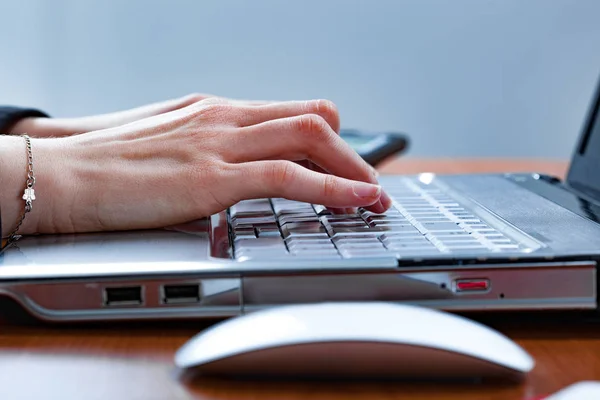 Mani Femminili Digitando Computer Portatile — Foto Stock