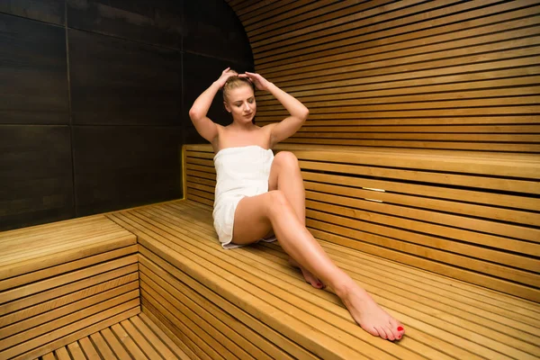 Kobieta Robi Kąpiel Parowa Saunie — Zdjęcie stockowe