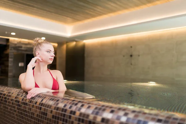 Güzel Kadını Rahatlatıcı Bir Spa — Stok fotoğraf