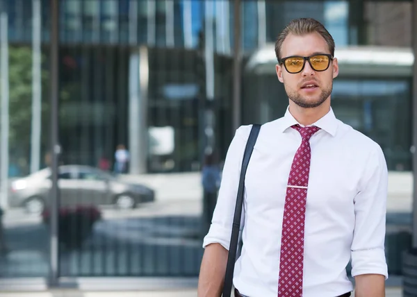 Selbstbewusster Männlicher Manager Der Einer Straße Der Stadt Arbeitet — Stockfoto