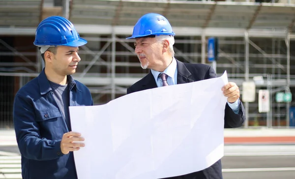 Deux Architectes Examinant Les Plans Construction Sur Chantier — Photo