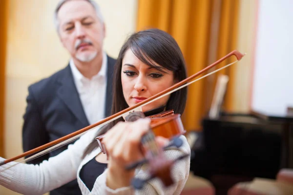 Kvinna Som Lär Sig Spela Violin Musikskola — Stockfoto