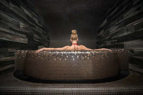 Femme Blonde Relaxant Dans Spa — Photo