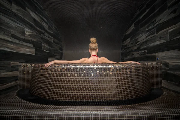 Sarışın Kadın Bir Spa Rahatlatıcı — Stok fotoğraf