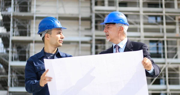 Dos Arquitectos Revisan Planos Edificios Obra —  Fotos de Stock