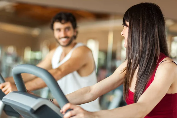 Paar Beim Fitnesstraining Fitnessstudio — Stockfoto