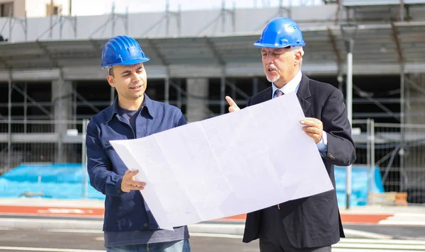 Dos Arquitectos Revisan Planos Edificios Obra — Foto de Stock