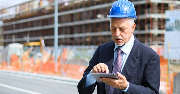 Ingeniero Senior Hombre Traje Casco Trabajando Tableta —  Fotos de Stock