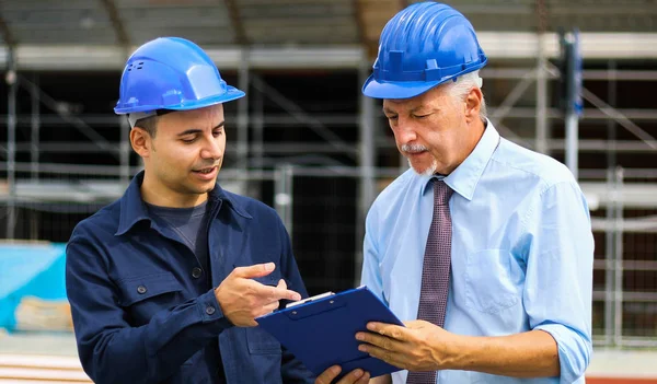 Ingegnere Senior Biasima Suo Collega Ritardo Nel Cantiere — Foto Stock