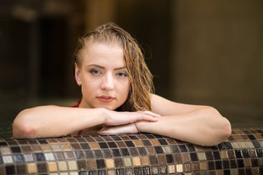 güzel kadını rahatlatıcı bir spa