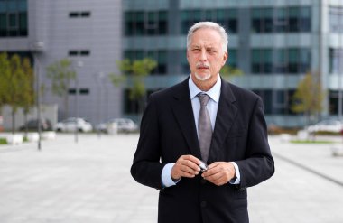 Olgun işadamı modern bir şehir ortamında açık yürüyüş