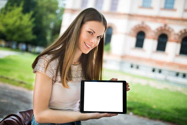 Joven Mujer Feliz Mostrando Una Pantalla Tableta Vacía —  Fotos de Stock