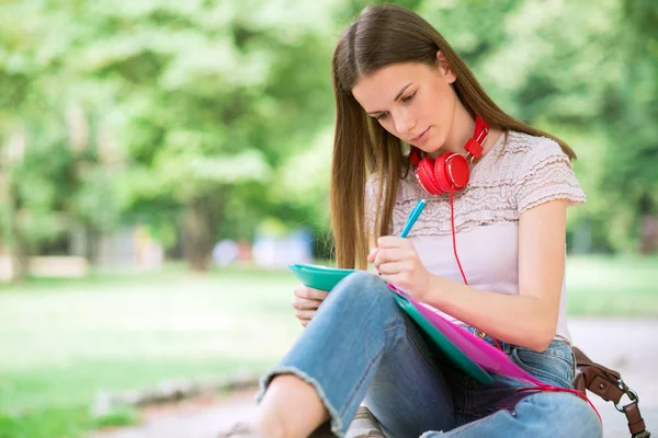 Portret Van Een Studente Die Een Park Voor School Studeert — Stockfoto