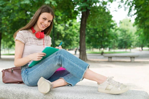 Ritratto Una Studentessa Che Studia Parco Fronte Alla Scuola — Foto Stock